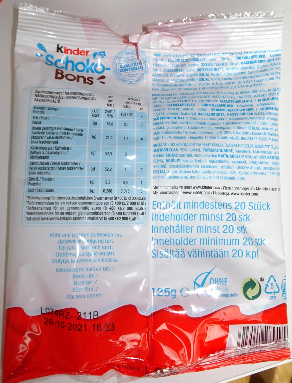 Ein Kinder Schokobon im Vergleich zu einem Zuckerwürfel.