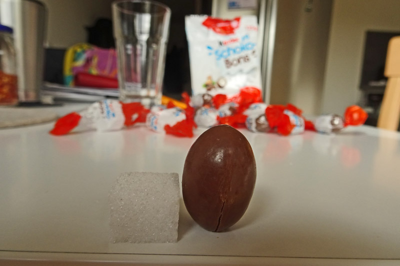 Ein Kinder Schokobon im Vergleich zu einem Zuckerwürfel.