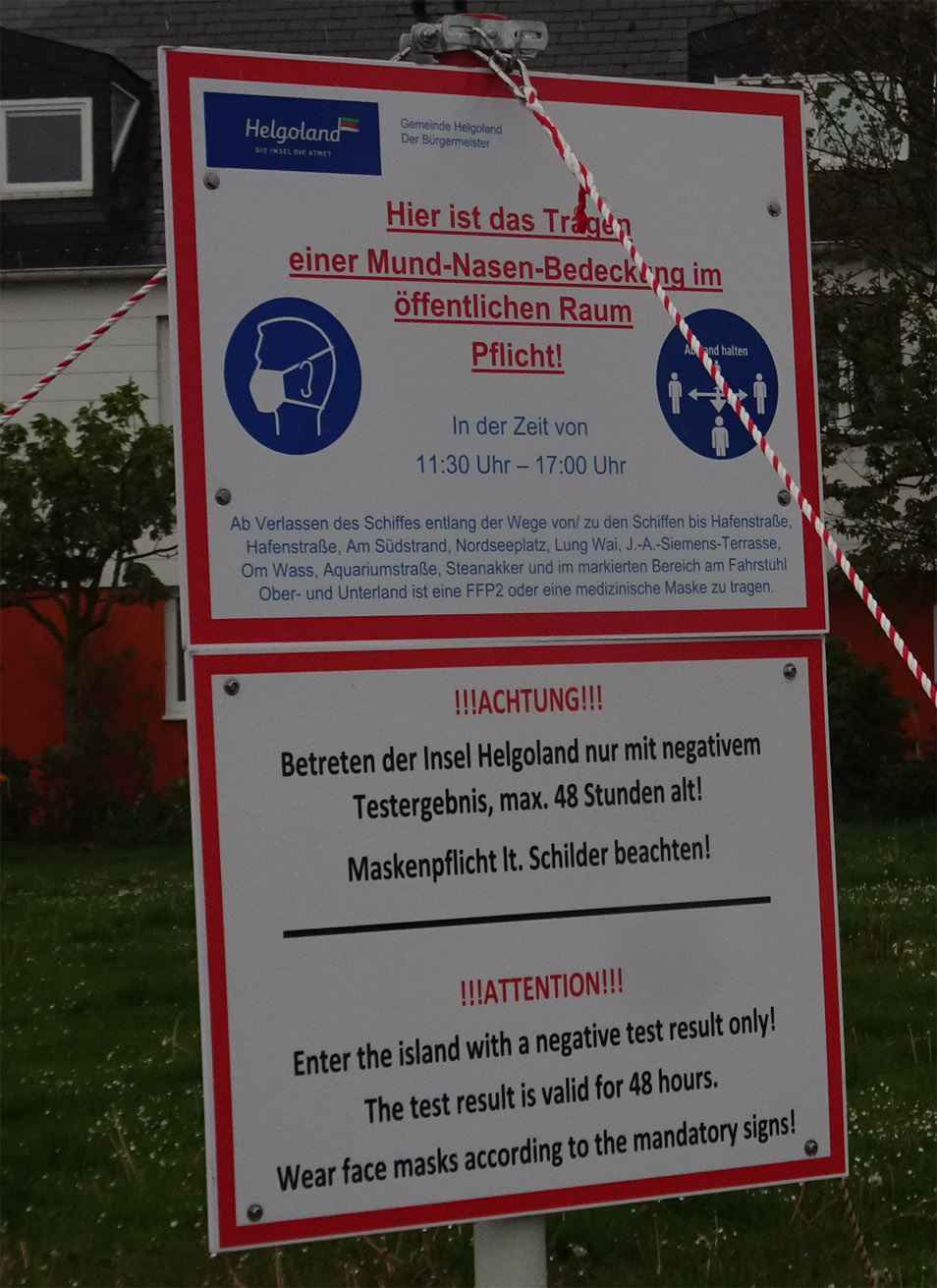 Das sogenannte Museumsgrundstück an der Aquariumstraße auf Helgoland mit einem Schild zu Verhaltenmaßnahmen während der Corona-Pandemie.