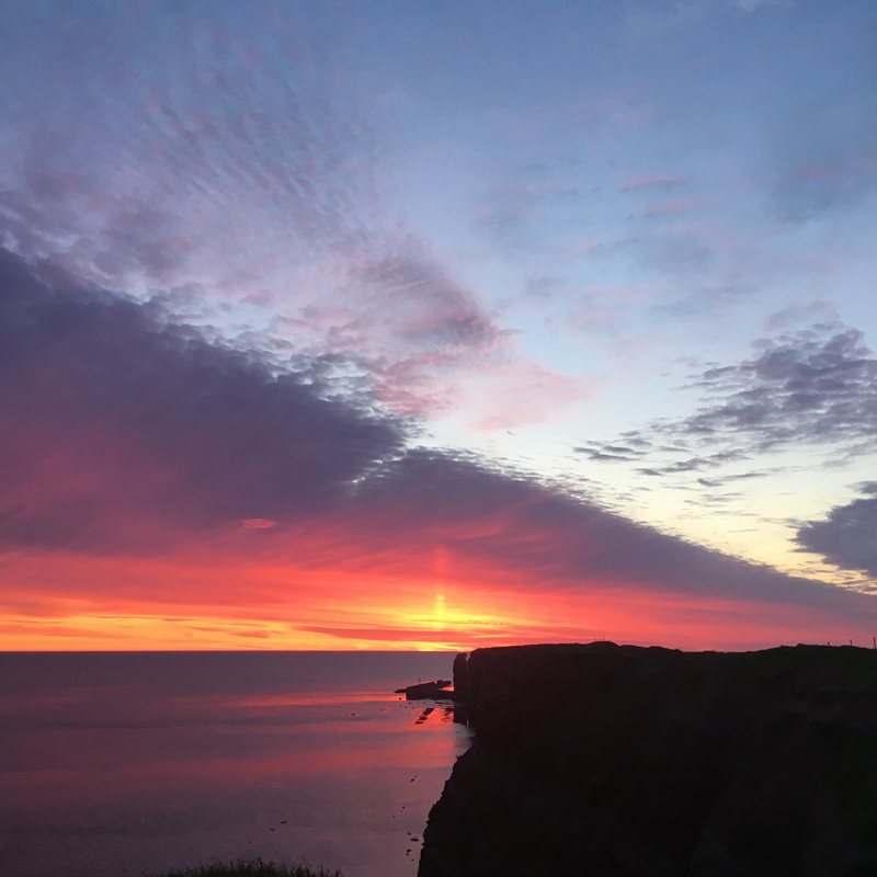 Eine Lichts&auml;ule bei Sonnenuntergang auf Helgoland direkt neben der Lange Anna.