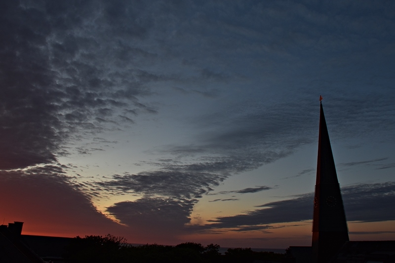 Farbenpr&auml;chtiger Himmel bei Sonnenuntergang &uuml;be rHelgolands D&auml;chern.