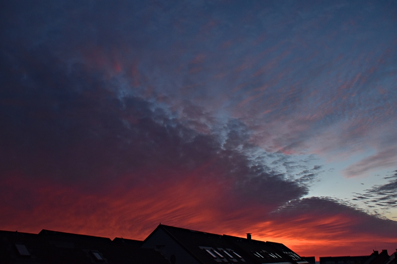 Farbenpr&auml;chtiger Himmel bei Sonnenuntergang &uuml;be rHelgolands D&auml;chern.