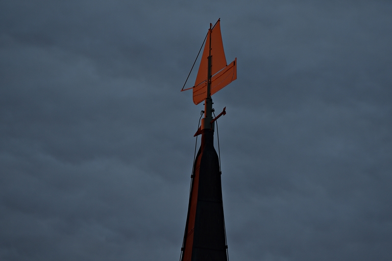 Das eigentlich gr&uumL;ne Wetterschiff auf Helgolands Kirchturm strahlt in rotem Abendrotlicht.