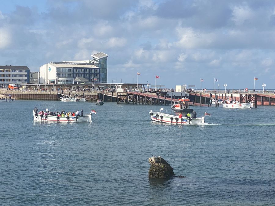 Helgoländer Börteboote am 10. August beim Schaulaufen vor der Regatta.