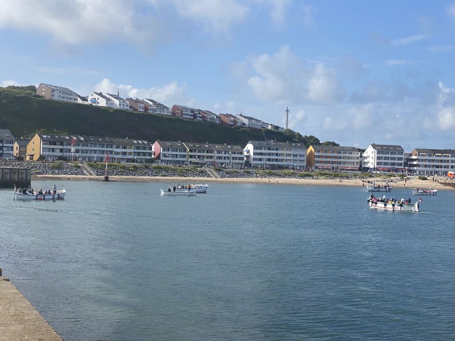 Helgoländer Börteboote am 10. August beim Schaulaufen vor der Regatta.