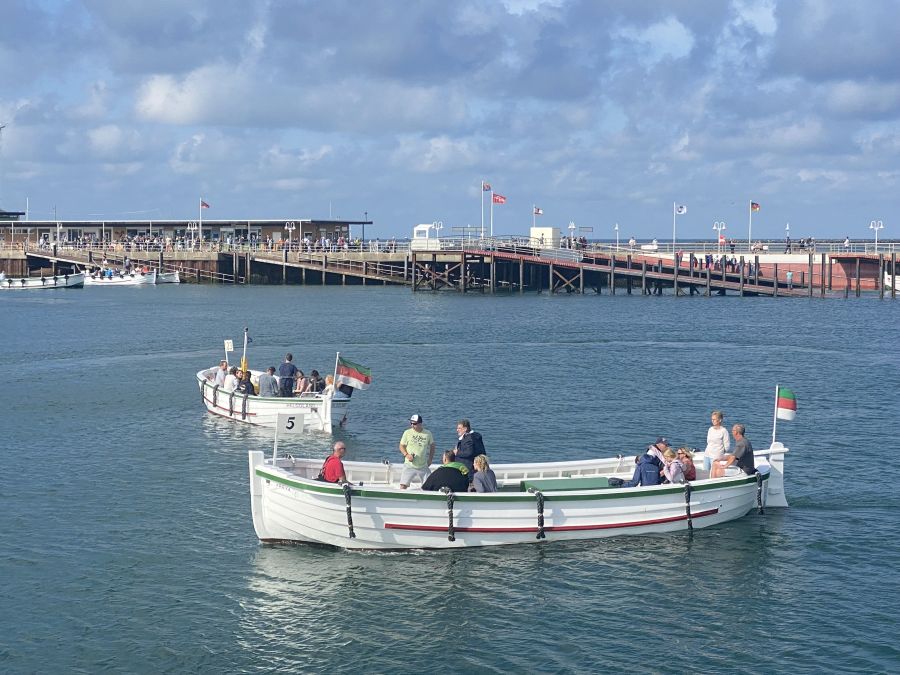 Helgoländer Börteboote am 10. August beim Schaulaufen vor der Regatta.