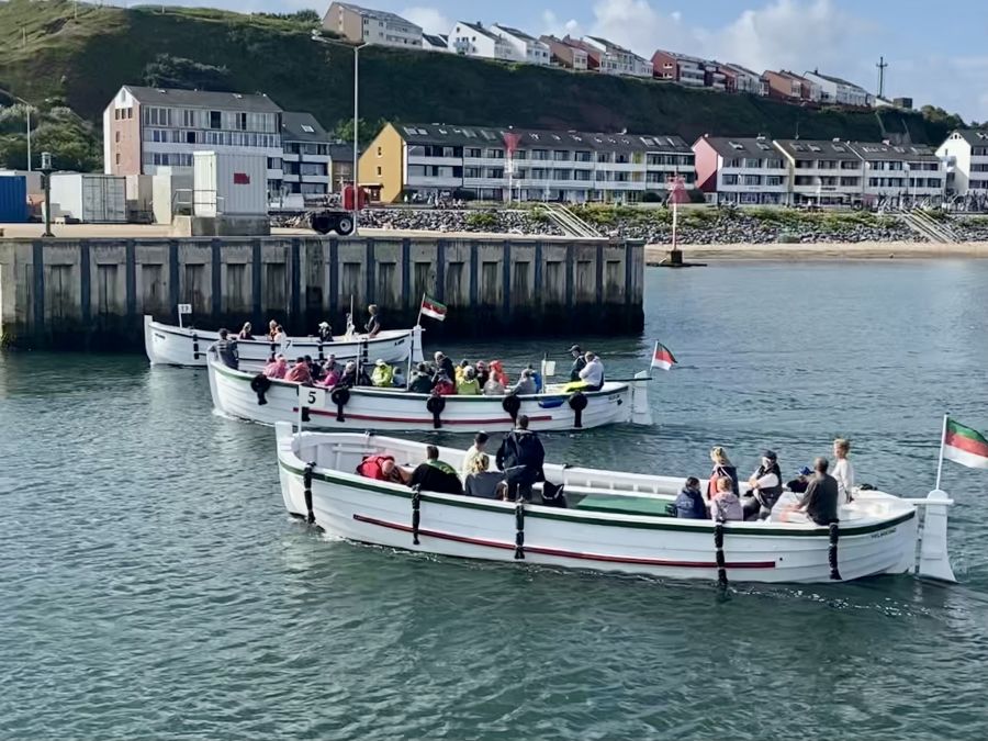 Helgoländer Börteboote am 10. August beim Schaulaufen vor der Regatta.