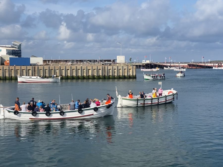 Helgoländer Börteboote am 10. August beim Schaulaufen vor der Regatta.