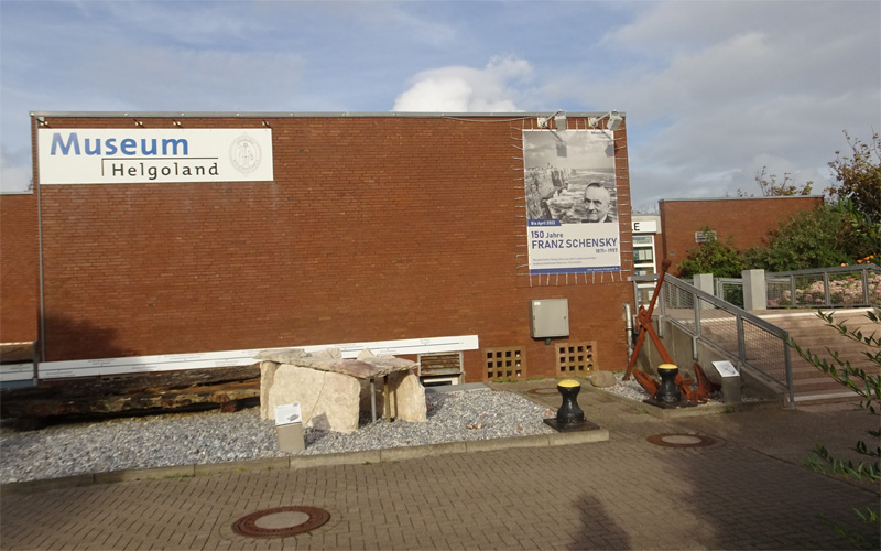Der Nachbau eines Steikistengrabs vor der Nordseehalle auf Helgoland