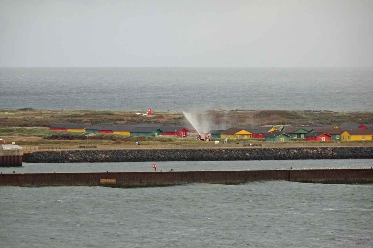 Ein Tanklöschfahrzeug der Freiwilligen Feuerwehr Helgoland macht eine Übung auf der Düne im Bungalowdorf; vom Falm aus gesehen.