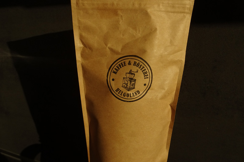 Eine Kaffeetüte der Kaffeerösterei Helgoland.