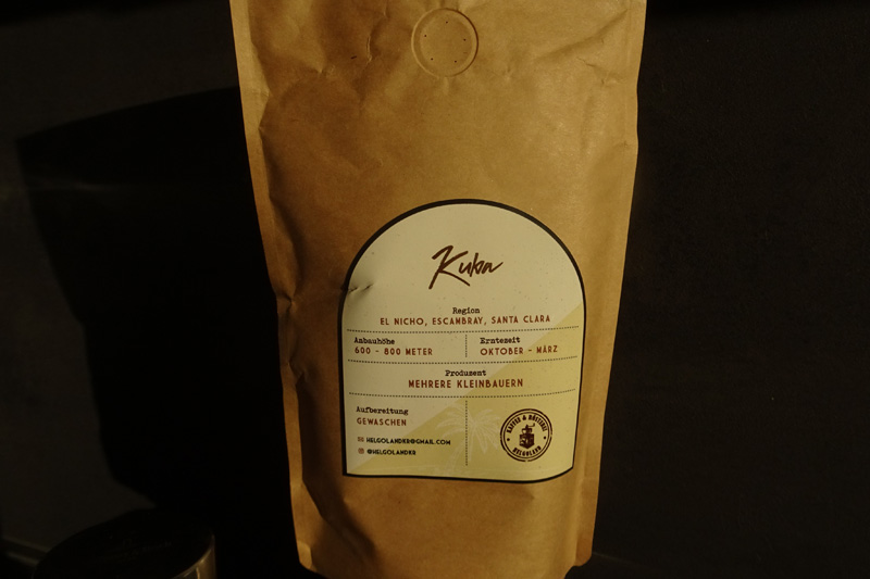 Eine Kaffeetüte der Kaffeerösterei Helgoland.