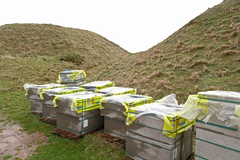 Mit Plastik umwickelte Pflastersteinpaletten an der Nordspitze Helgolands.
