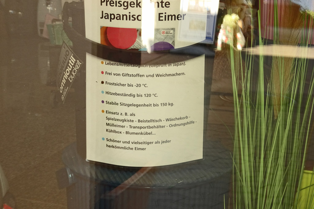 Japanische Eimer in der Türauslage von EP Würtz auf Helgoland.