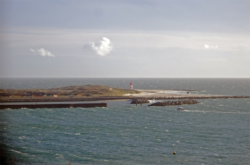 Die Düne vom Falm auf Helgoland aus gesehen, mit der Dünefähre Witte Kliff kurz vor erreichen des Dünehafens.