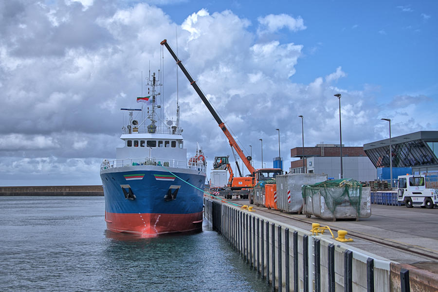 Frachter Lun in Helgolands Vorhafen.