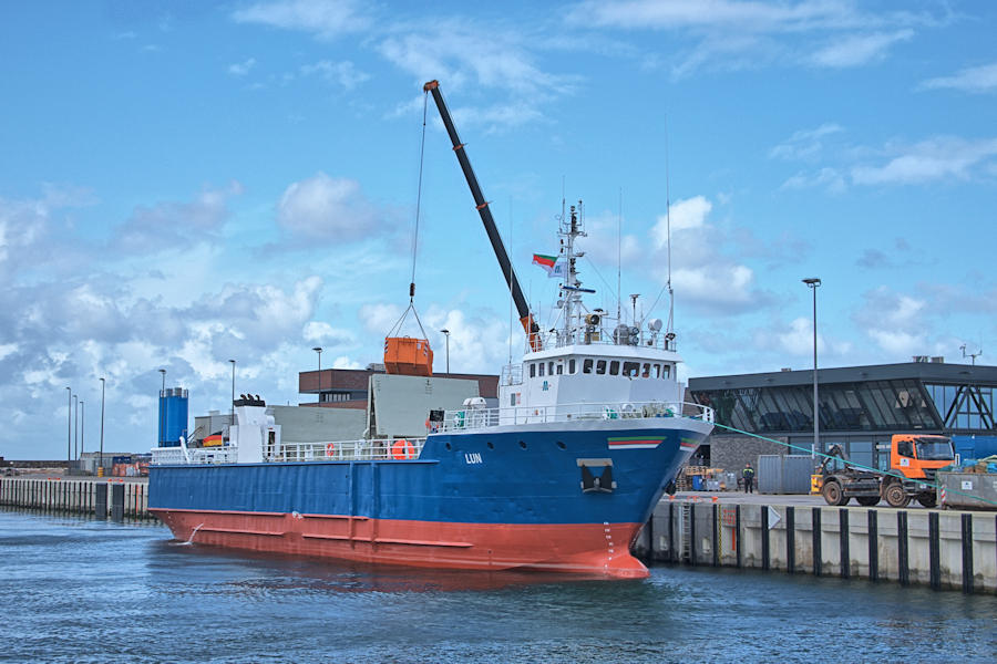Frachter Lun in Helgolands Vorhafen.