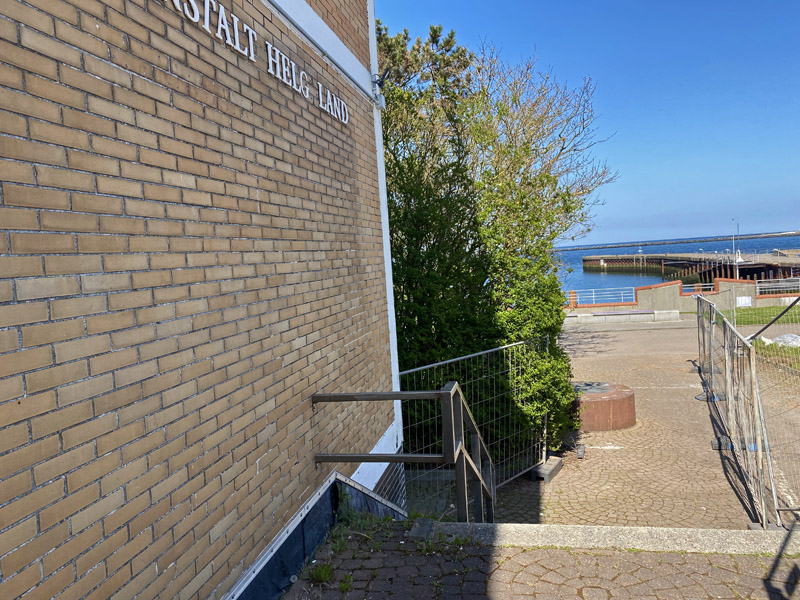 Der Betonsockel der Erdkugel bei der Bio auf Helgoland.