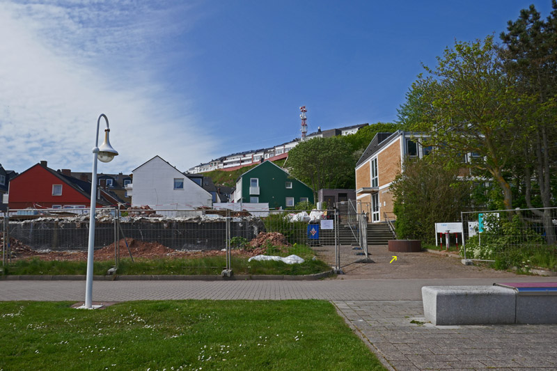 Der Betonsockel der Erdkugel bei der Bio auf Helgoland.