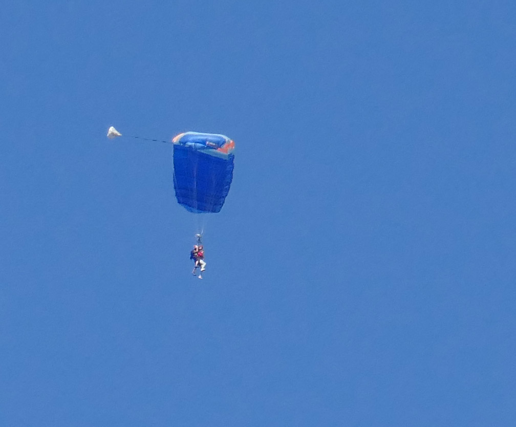 Fallschirmspringer am Himmel über Helgoland.
