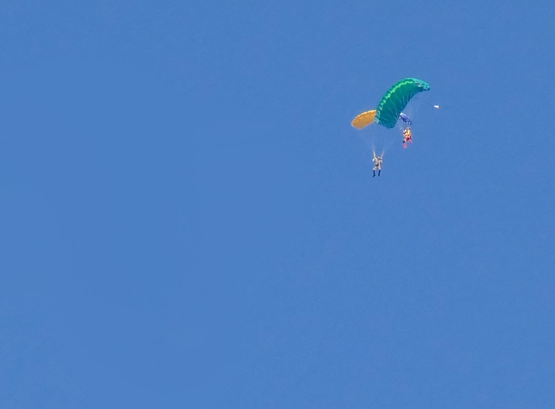 Fallschirmspringer am Himmel über Helgoland.