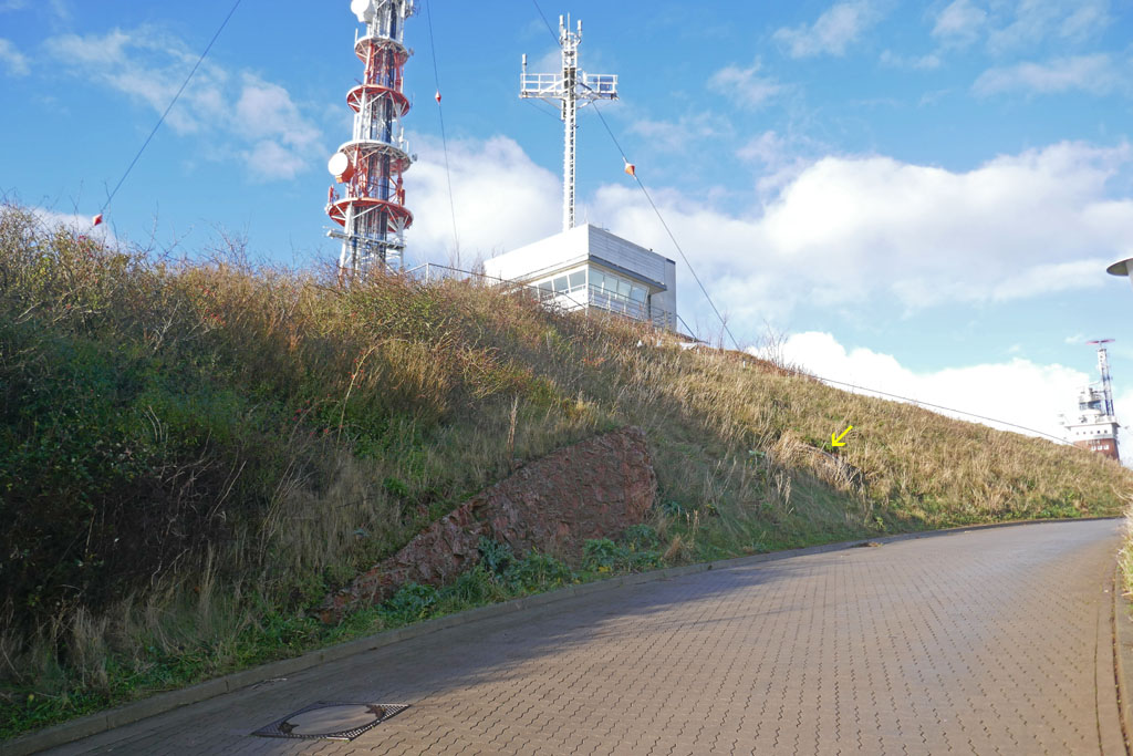 Am oberen Bereich des Autobergs auf Helgoland sind noch Reste einer ehemaligen Tunneleinfahrt zu sehen.