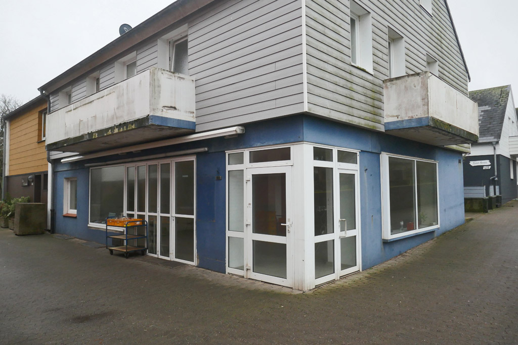 Der geschlossene und leergeräumte Edeka Markt Pöverlein im Oberland auf Helgoland.