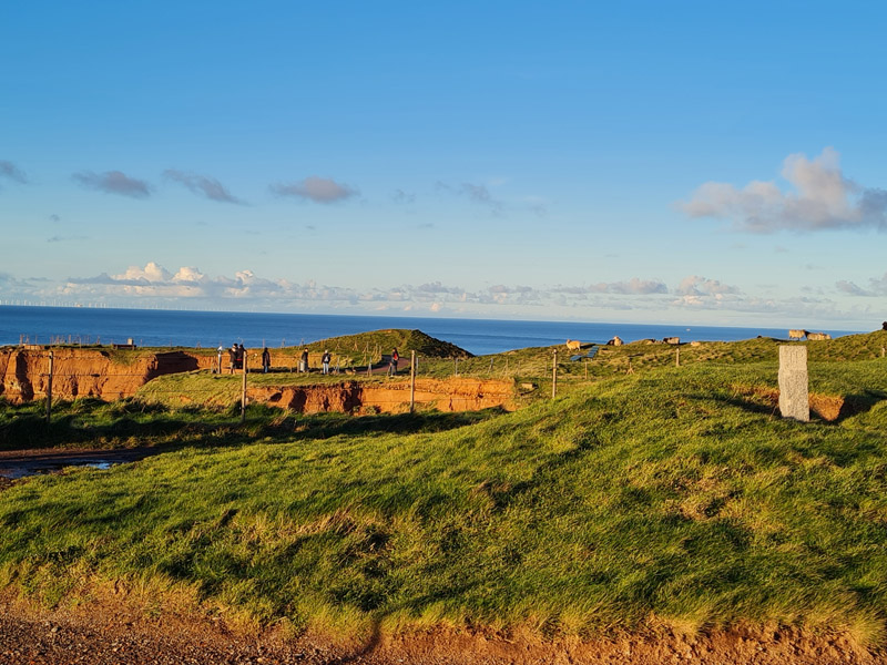 Am Aussichtspunkt Lummenfelsen auf Helgoland steht eine Steinstele als Trigonometrischer Punkt.