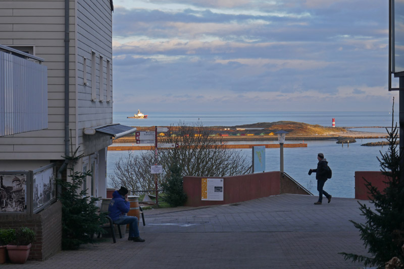 Blick aus dem Steanaker hinüber zur in den letzten Sonnnenstralen liegenden Düne mit der dahinter auf Wachstation liegender Nordic.