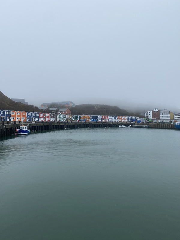 Der Scheibenhafen Helgolands bei dichtem Nebel.