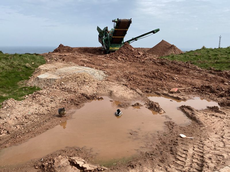 Eine Steinbrechermaschine auf dem Oberland auf Helgoland westlich des Schafstalls.