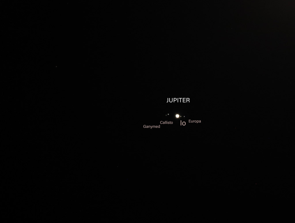 Jupiter und seine vier größten Monde durch irisierende Wolken von Helgoland aus gesehen.