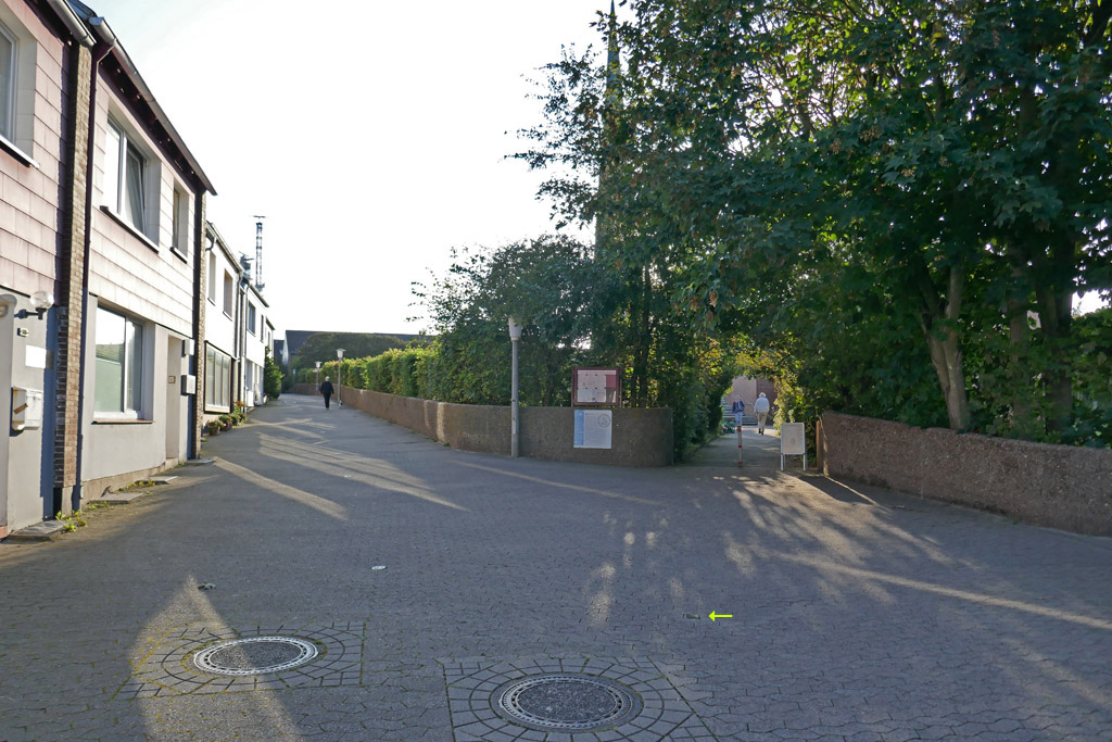 In Höhe der Lummenstraße ist in die Kirchstraße vor dem Osteingang des Friedhofs auf Helgoland ein Stolperstein in das Straßenpflaster eingelassen.