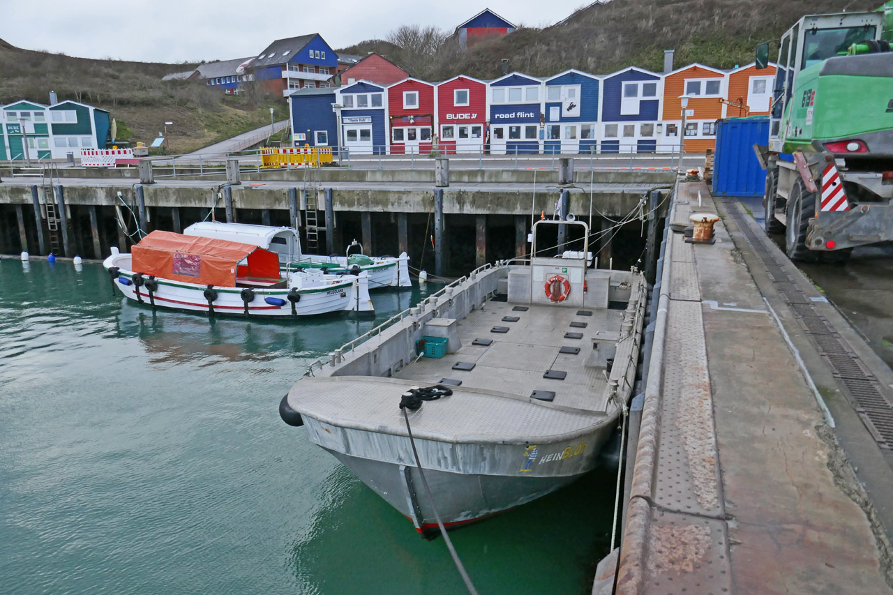 Das Frachtboot Hein Blöd von EMTransporte im Scheibenhafen auf Helgoland