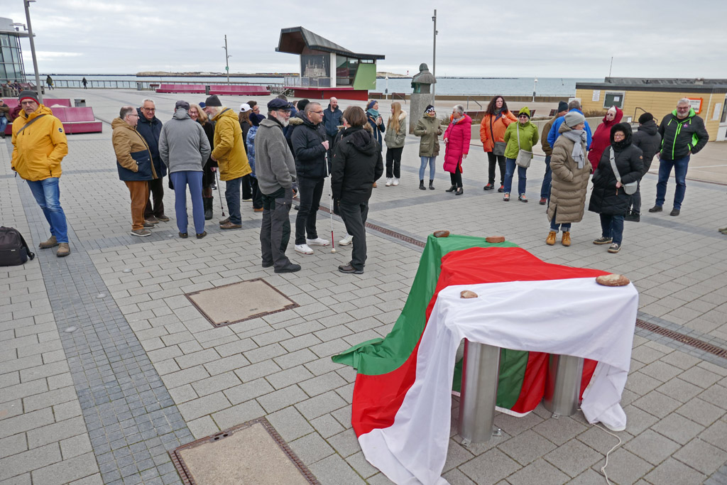 Das noch verh&uuml;llte Blindentastmodells Helgplands und der D&uuml;ne am Zugang zur Landungsbr&uuml;cke,