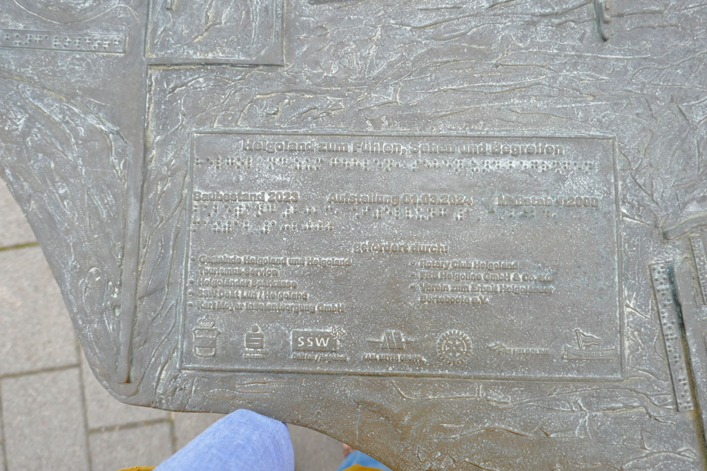 Die Sponsoren des Blindentastmodells Helgplands sind auf dem Modell verewigt,