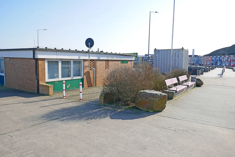 An der landseitigen Stirnseite des Zollgebäudes am Scheibenhafen liegt ein Buntsandsteinstein