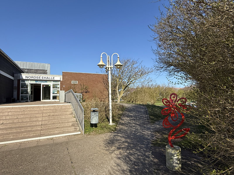 Der Haupteingang der Nordseehalle auf Helgoland.