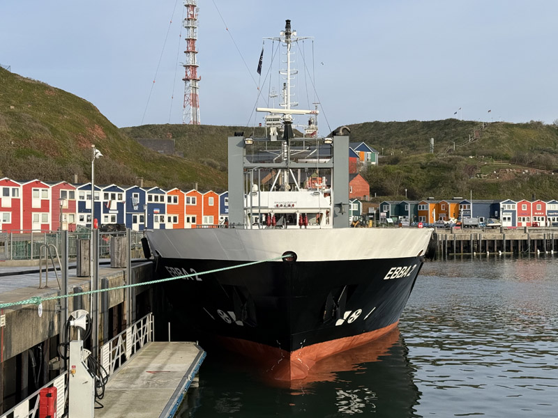 Der Tanker Edda 2 im Binnenhafen auf Helgoland.