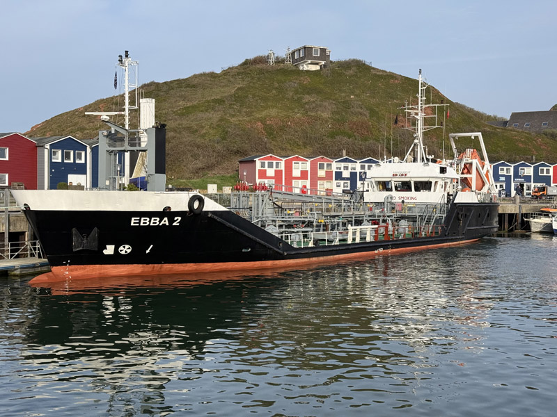 Der Tanker Edda 2 im Binnenhafen auf Helgoland.
