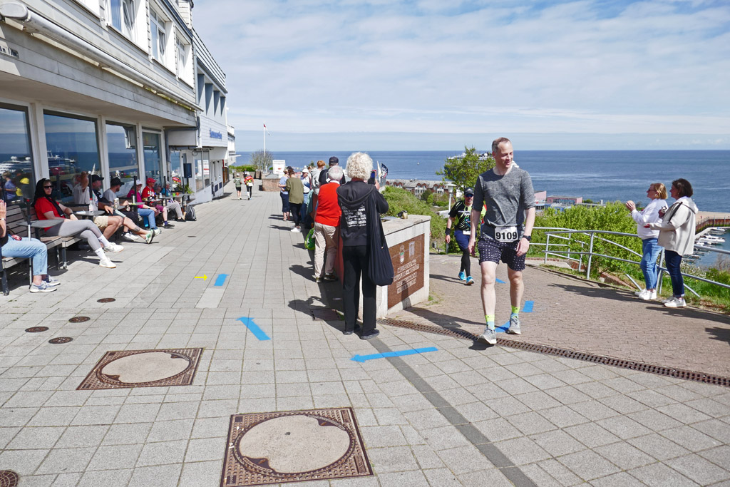 Ecke Millstädter Weg/Norderfalm auf Helgoland mit Läufern und Markierungen des Helgoland-Marathon.
