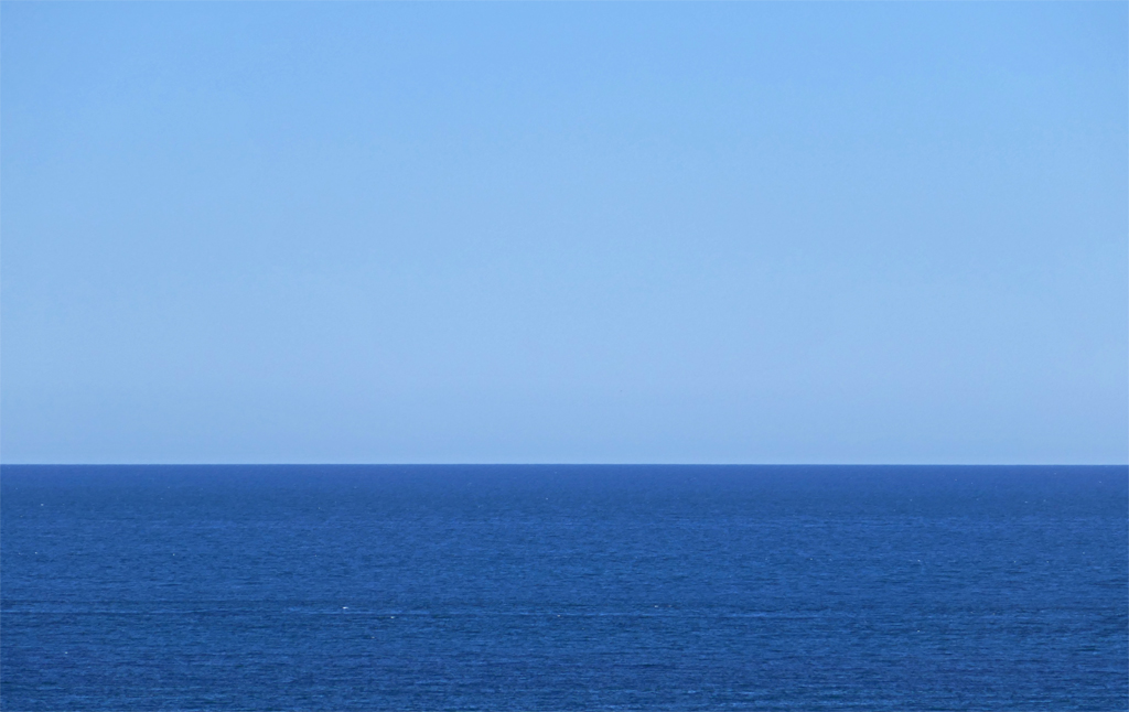 Freier ungestörter Blick zum Horizont vom Falm auf Helgoland aus.