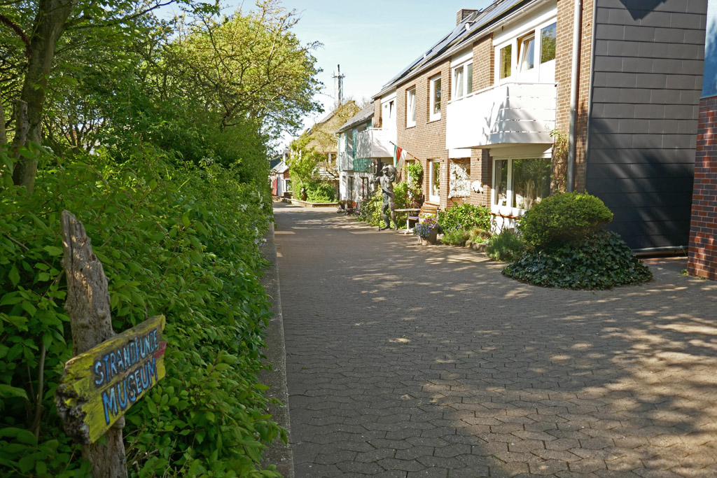 Der Teil der Otto-Bartning-Straße am Hingstgars auf Helgoland mit dem Strandfunde Museum im Haus Neptun.