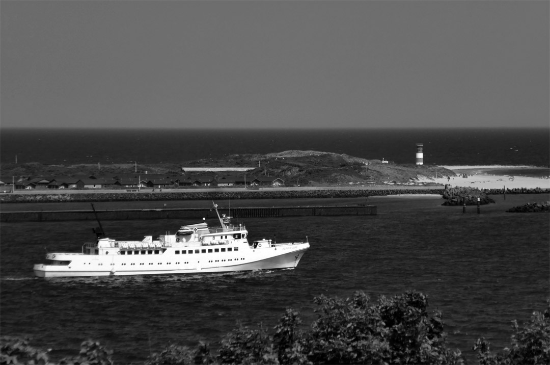 Die Funny Girl läuft von Nord nach Süd zwischen Helgoland und Düne.