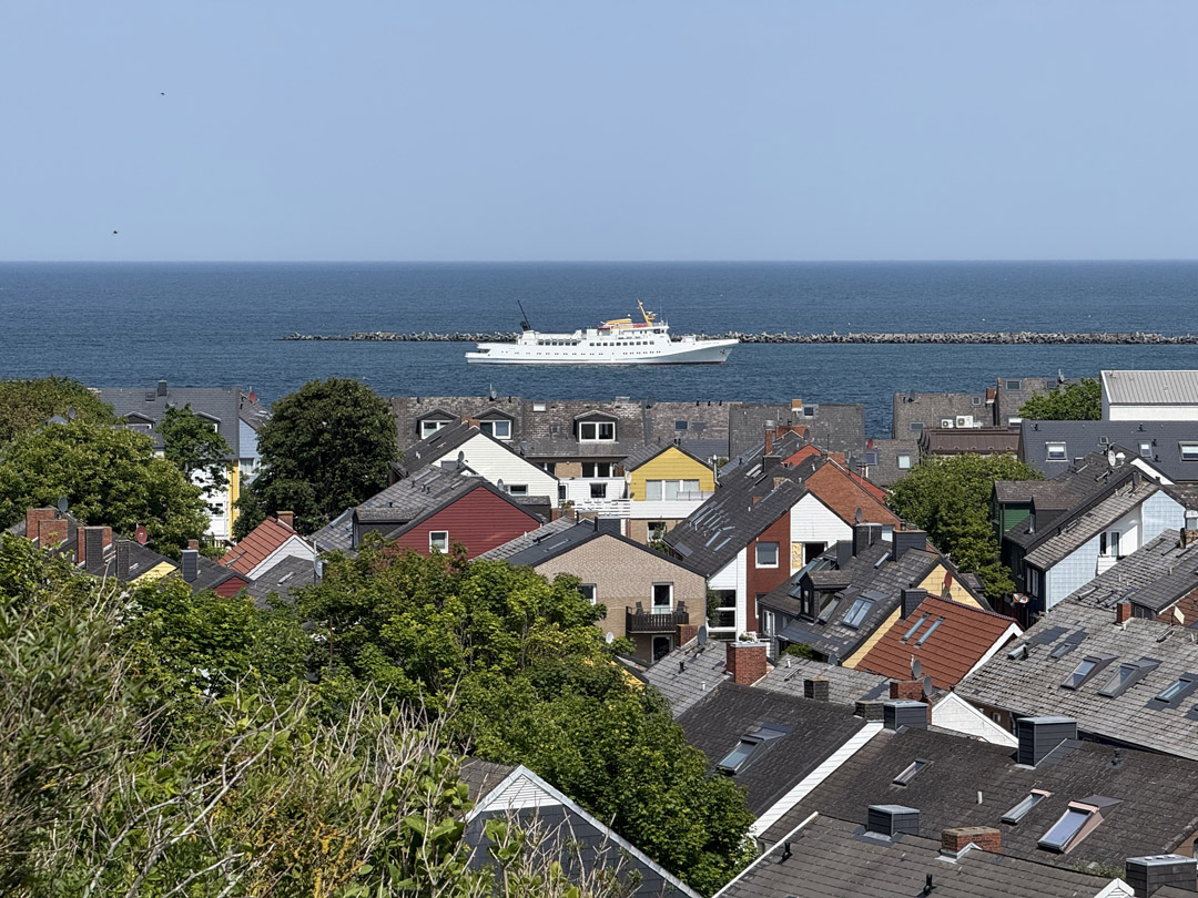 Die Funny Girl vor Anker zwischen Nordosthafen und Düne.