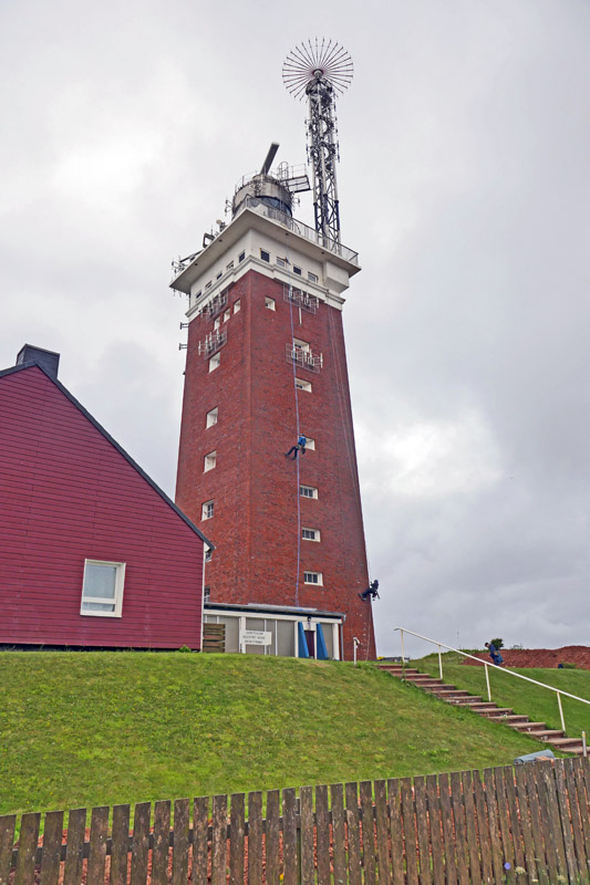 Industriekletterer am Leuchtturm auf Helgoland.