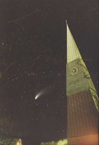 Der Kirchturm auf dem Helgoländer Oberland bei Nacht im Jahr 1997 mit dem Komet Hale-Bopp am Nachthimmel