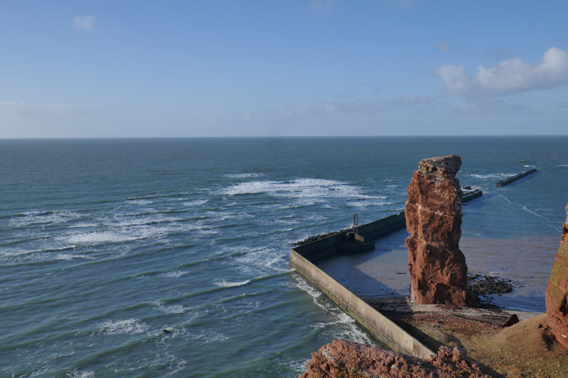 Der zunehmende Mond mit &uuml;bergreifenden H&ouml;rnerspitzen am 23. Dezember 2025 von Helgoland aus gesehen.