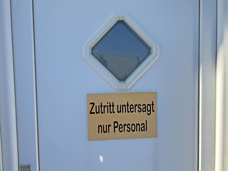 Ein Schild an einer Tür mit dem Aufdruck Zutritt untersagt nur Personal