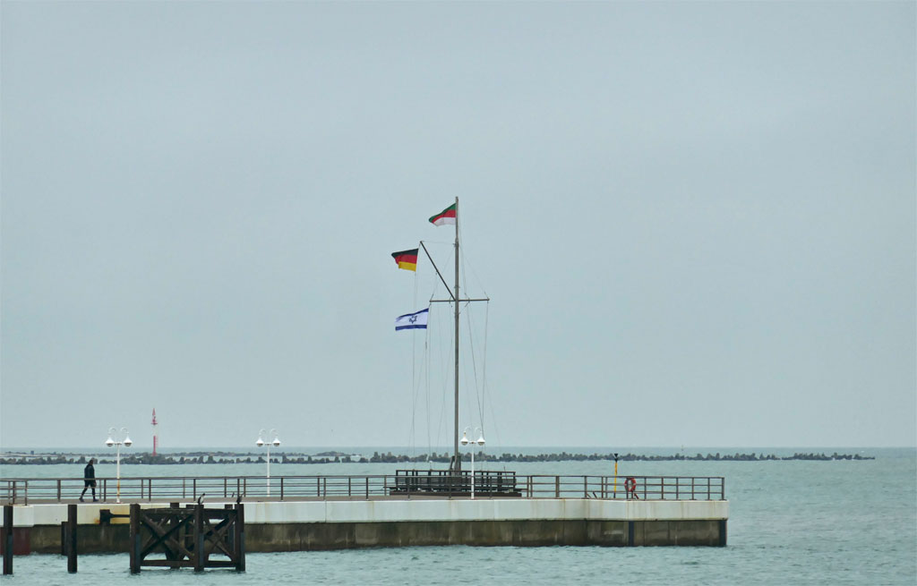 Am 7. Oktober ist die Flagge Israels auf Helgolands Landungsbrücke geißt.